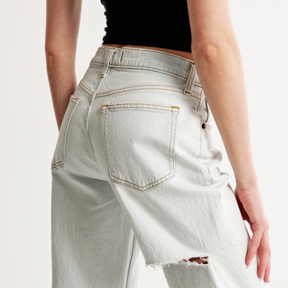 NWT Abercrombie Mid Rise Baggy Light Jeans destroyed size 26 - Picture 4 of 7